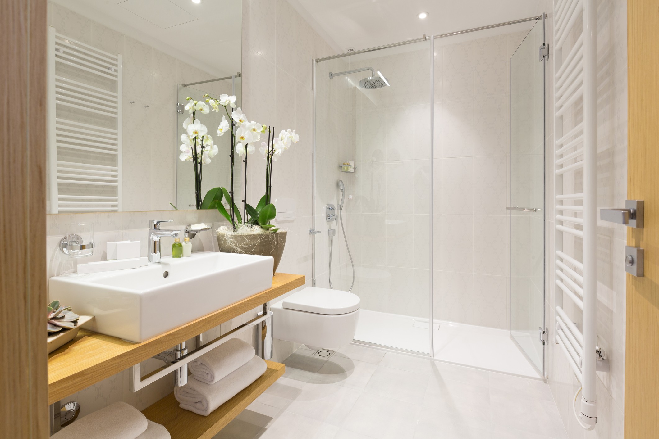 Como montar e decorar um banheiro branco?